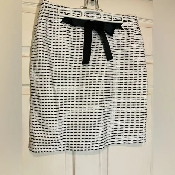 Cass, mini skirt, black/white pattern with bow detail, excellent condition, 10 - Picture 1 of 3